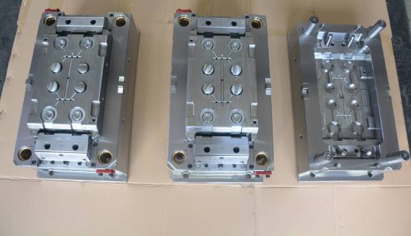 塑胶包铁件模具 塑胶包铁件模具